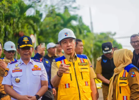 Wali Kota Bogor, Dedie A. Rachim meninjau pembangunan jalan Saleh Danasamita, di Batutulis pasca longsor pada Maret 2025 lalu. (Sumber: Pemkot Bogor)