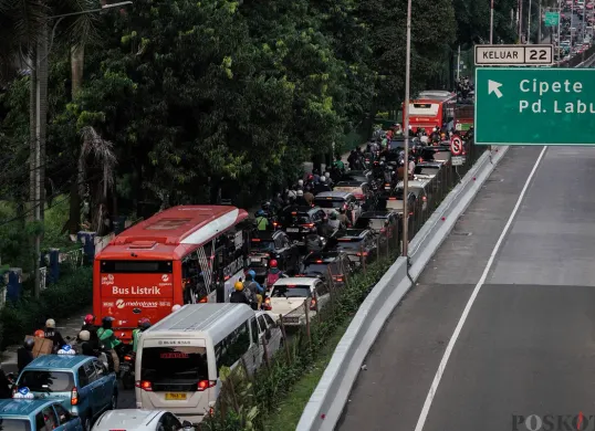 Uji coba kebijakan tol gratis pada jam pulang kerja (17.00-20.00 WIB) untuk mengurai kemacetan parah di kawasan TB Simatupang. Baca selengkapnya. (Sumber: Poskota/Bilal Nugraha Ginanjar)