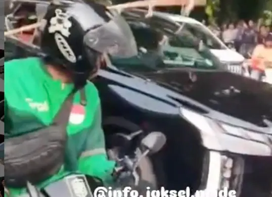 Satu unit mobil mewah hancur dirusak massa saat aksi demo di DPR RI (Sumber: Instagram @info.jaksel.pride)