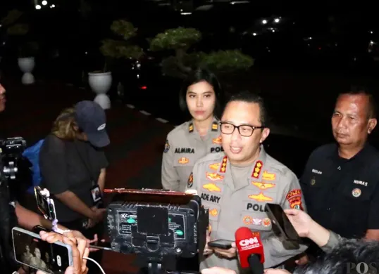 Kabid Humas Polda Metro Jaya, Kombes Ade Ary Syam Indradi, saat ditemui awak media di Komplek Gedung DPR, Senayan, Jakarta Pusat, Kamis, 28 Agustus 2025. (Sumber: POSKOTA | Foto: Ali Mansur)