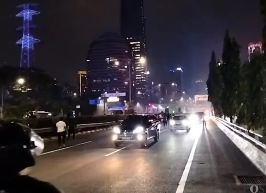 Suasana saat bentrokan massa pendemo dengan aparat kepolisian terjadi di Tol Dalam Kota dekat kawasan Semanggi, Jakarta, pada Kamis malam, 28 Agustus 2025. (Sumber: POSKOTA | Foto: Ali Mansur)