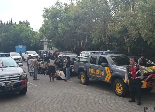 Petugas gabungan siaga di Lembang Park Zoo, Jalan Raya Lembang, Kamis, 28 Agustus 2025. (Sumber: POSKOTA | Foto: Gatot Poedji Utomo)