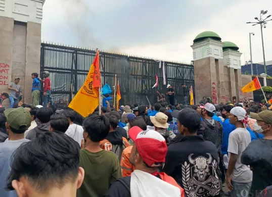 Ribuan mahasiswa dari berbagai kampus berdatangan ke depan Gedung DPR RI, Senayan, Jakarta Pusat. (Sumber: Poskota/Ali Mansur)