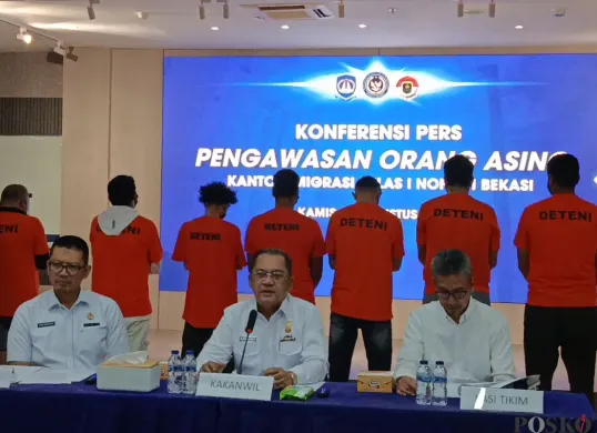 Tujuh WNA diamankan Kantor Imigrasi Bekasi atas dugaan penggunaan sponsor fiktif untuk mengurus izin tinggal, Kamis, 28 Agustus 2025. (Sumber: Poskota/Nurpini Aulia Rapika)