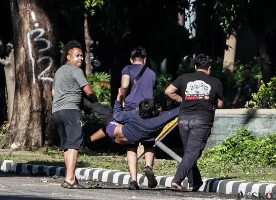 Massa aksi terlihat diangkut ke pinggir jalan saat demonstrasi di Mako Brimob Polda Metro Jaya, Kwitang, Jakarta Pusat, Jumat, 29 Agustus 2025. (Sumber: Poskota/Bilal Nugraha Ginanjar)