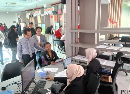 Pemkab Bogor gelar pelayanan 80 jam nonstop, di Mal Pelayanan Publik DPMPTSP Kabupaten Bogor, Jumat 29 Agustus 2026. (Sumber: Poskota/Giffar Rivana)
