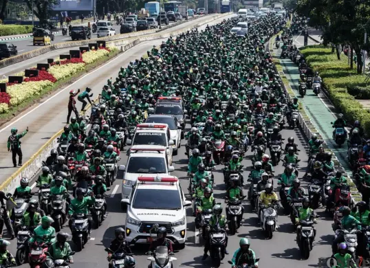 Lautan pengemudi ojol di Jalan Jenderal Sudirman, Jakarta Selatan, mengantarkan jenazah Affan Kurniawan ke TPU Karet Bivak, Karet Tengsin, Kecamatan Tanah Abang, Jakarta Pusat, Jumat, 29 Agustus 2025. (Sumber: Poskota/Bilal Nugraha Ginanjar)