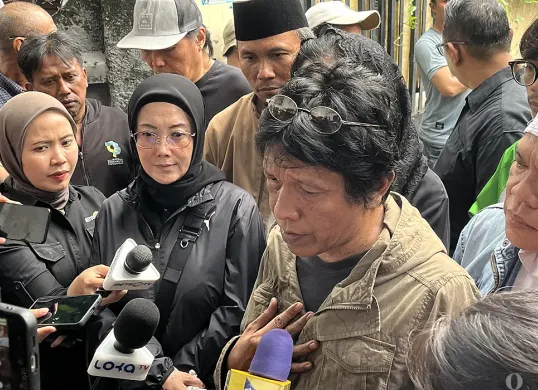 Anggota DPR RI, Adian Napitupulu, menyampaikan keterangan kepada awak media usai melayat ke rumah duka Affan Kurniawan, driver ojol yang tewas dilindas rantis Brimob, Sabtu, 30 Agustus 2025. (Sumber: POSKOTA | Foto: Pandi Ramedhan)