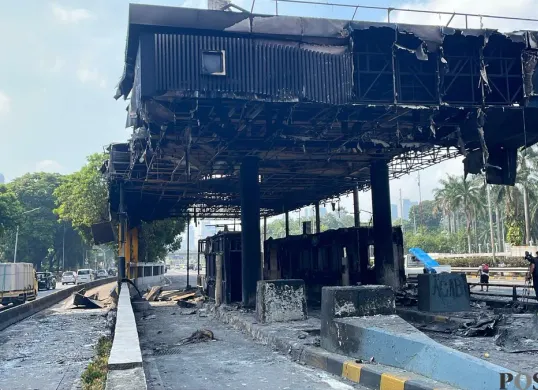 Kondisi gerbang Tol Pejompongan di Tanah Abang, Jakarta Pusat, Sabtu, 30 Agustus 2025. (Sumber: Poskota/Pandi Ramedhan)