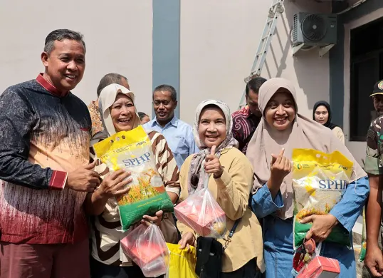 Wali Kota Bekasi, Tri Adhianto, secara resmi membuka program pangan murah serentak di 12 kecamatan di Kota Bekasi. (Sumber: Humas Pemkot Bekasi)