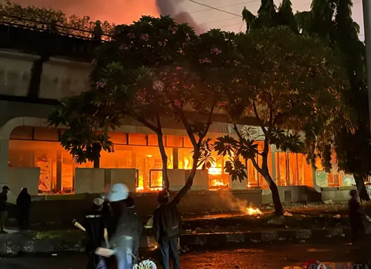 Pembakaran Halte Busway Sentral Senen, Jakarta Pusat oleh masa anarko, Jumat, 29 Agustus 2025. (Sumber: Poskota/M. Tegar Jihad)