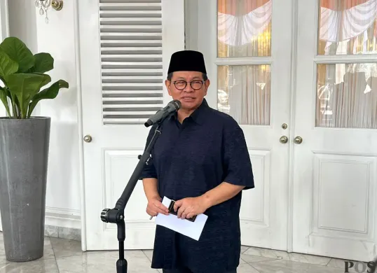 Gubernur Jakarta, Pramono Anung, saat menyampaikan pernyataan kepada awak media terkait dampak demo yang ricuh di Balai Kota DKI Jakarta, Sabtu, 30 Agustus 2025. (Sumber: POSKOTA | Foto: M Tegar Jihad)