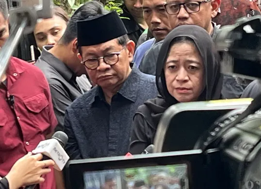Ketua DPR RI, Puan Maharani dan Gubernur Jakarta, Pramono Anung, melayat ke rumah duka driver ojol Affan Kurniawan di kawasan Menteng, Jakarta Pusat, Sabtu, 30 Agustus 2025. (Sumber: POSKOTA | Foto: Pandi Ramedhan)