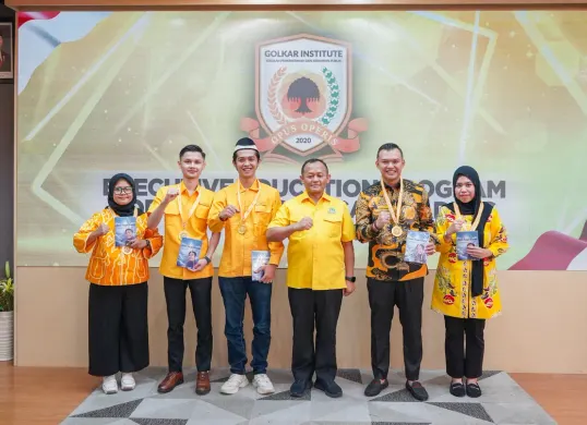 Anggota DPRD Kabupaten Pandeglang, Miftahul Farid Sukur (peci hitam) saat menerima penghargaan peserta terbaik dalam Golkar Institute di Jakarta Pusat. (Sumber: Dok. Miftahul Farid Sukur)