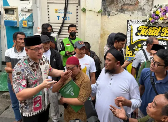 Anggota DPRD DKI Jakarta, Hardiyanto Kenneth, saat melayat ke rumah Affan Kurniawan dan memberikan santunan kepada keluarga korban. (Sumber: Dok Istimewa)