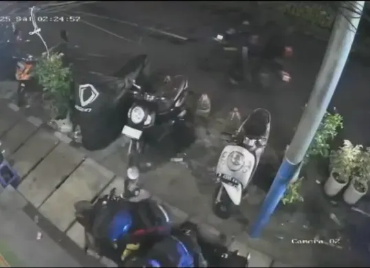 Tangkapan layar rekaman CCTV oknum Brimob di Jalan Kwini 1, Senen, Jakarta Pusat yang tengah viral di media sosial. (Sumber: X/@rektdrks)