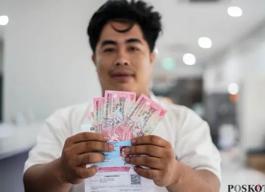 Warga mengantre saat penyaluran Bantuan Langsung Tunai Kesejahteraan Rakyat (BLT Kesra) 2025 di Graha Pos Indonesia, Jakarta, Rabu, 26 November 2025. (Sumber: Poskota/Bilal Nugraha Ginanjar)