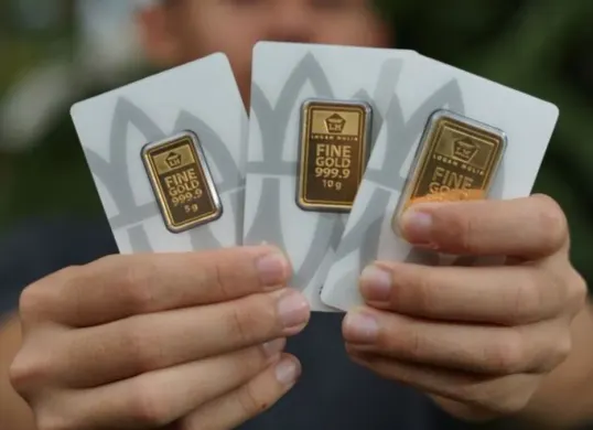 Update harga emas Antam terbaru Selasa 10 Februari 2026 menunjukkan posisi stabil Rp 2,94 juta per gram. Cek rincian harga pecahan, aturan pajak, serta panduan pembelian emas resmi Antam. (Sumber: Istimewa)