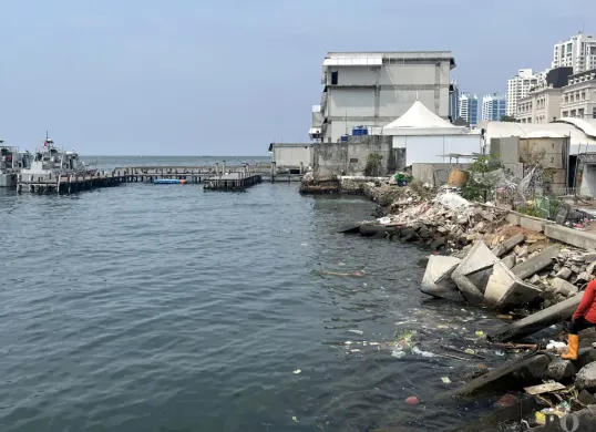 Kondisi air laut di kawasan Pantai Mutiara, Penjaringan, Jakarta Utara, Senin, 1 Desember 2025. (Sumber: POSKOTA | Foto: Pandi Ramedhan)