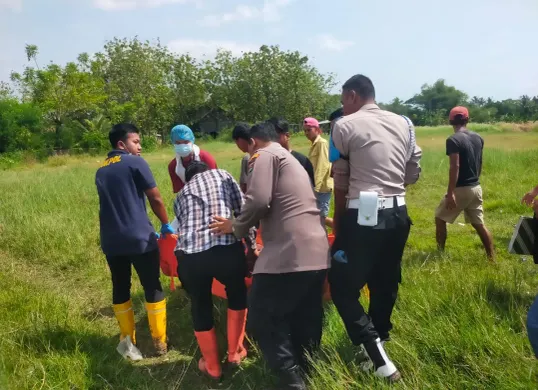 Petugas Polsek Kasemen bersama warga mengevakuasi korban meninggal setelah tersambar petir. (Sumber: Dok. Humas Polresta Serang Kota)