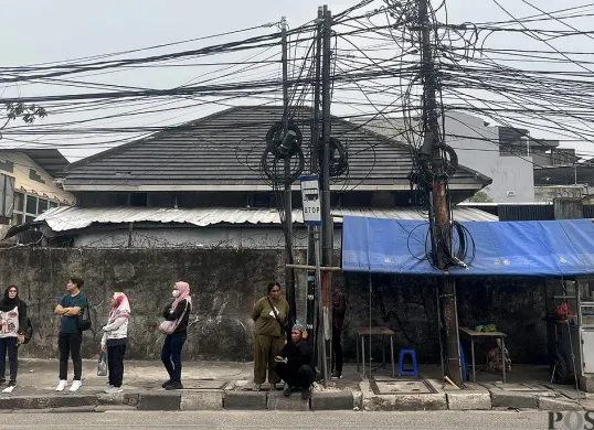 Kondisi kabel udara yang terlihat semerawut di kawasan Palmerah, Jakarta Barat. (Sumber: POSKOTA | Foto: Pandi Ramedhan)