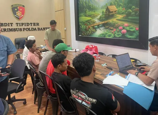 Penyidik Subdit Tipidter tengah melakukan pemeriksaan 6 pelaku penyalahgunaan LPG bersubsidi. (Sumber: Istimewa)