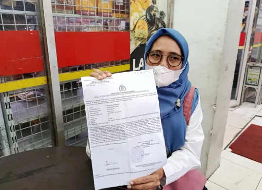 EI 52 tahun, seorang wanita di Bekasi menjadi korban ganjal ATM saat bertransaksi di sebuah minimarket di Jalan Nangka Raya, Kayuringin Jaya, Bekasi Selatan. (Sumber: Poskota/Nurpini Aulia Rapika)