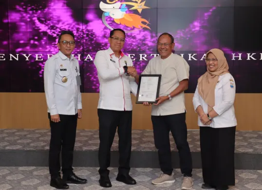 Pejabat Pemerintah Kota Cimahi bersama perwakilan Kemenkumham Jawa Barat menyerahkan sertifikat Hak Kekayaan Intelektual (HAKI) kepada salah satu penerima dalam rangkaian CHiMA Awards 2025. (Sumber: Diskominfo Kota Cimahi)