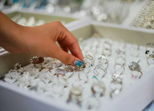 Harga emas perhiasan di pasar domestik menunjukkan koreksi serentak hari ini, Jumat, 26 Desember 2025. (Sumber: Pexels/Elias Jara)
