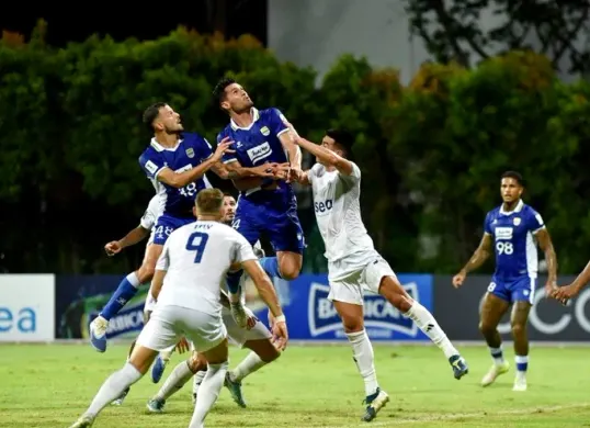 Potret pemain Persib Bandung saat berhadapan dengan Lion City Sailors di ajang AFC Champions League Two (ACL 2). (Sumber: Persib)