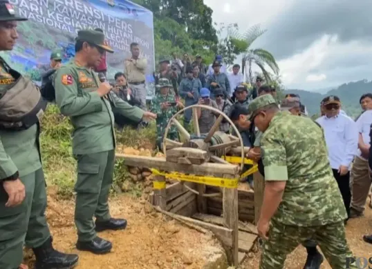Gakum KLHK dan Satgas PKH saat melakukan penutupan puluhan lokasi tambang emas ilegal di Cibeber, Kabupaten Lebak. (Sumber: Poskota/Samsul Fatoni)