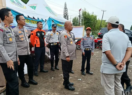 Kapolres Serang, AKBP Condro Sasongko, menemui petugas di posko penyekatan truk angkutan pertambangan dan odol di jalur Cikande, Rangkasbitung. (Sumber: POSKOTA | Foto: Rahmat Haryono)
