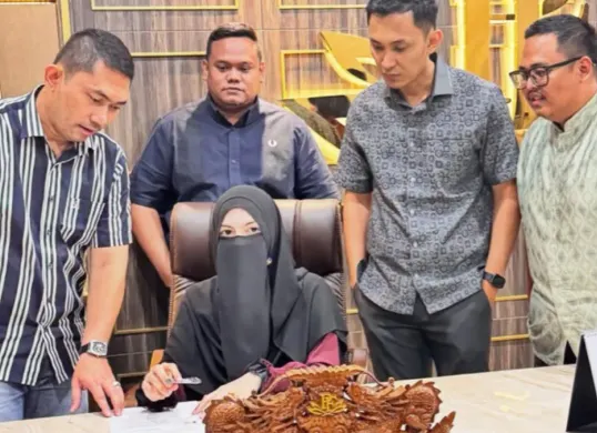 Potret Wardatina Mawa (tengah) yang didamping kuasa hukumnya saat menjalani pemeriksaan di Polda Metro Jaya atas kasus dugaan perselingkuhan Inara Rusli dan Insanul Fahmi. (Sumber: Instagram/@wardatinamawa)