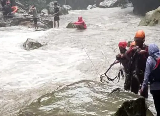 Petugas Damkar mengevakuasi lima wisatawan asal Cibinong yang terjebak di Curug Seribu, Pamijahan, Kabupaten Bogor. (Sumber: Dok. Damkar Bogor)