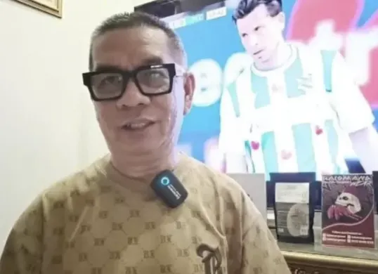 Bung Ropan memperkirakan hanya dua kandidat yang bersaing ketat untuk posisi pelatih utama. (Sumber: Youtube/@Bung Ropan)