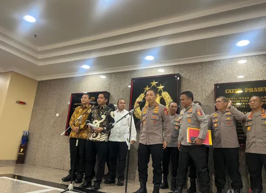 Kapolri Jenderal Listyo Sigit Prabowo menyampaikan pihaknya menemukan fakta miris, bahwa sebagian batang kayu yang ditemukan di lokasi memiliki bekas potongan chainsaw. (Sumber: Poskota/Ali Mansur)