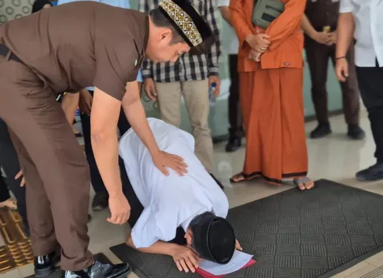Kajari Kabupaten Bogor, Denny Achmad mendampingi SR, penadah motor curian di Bogor setelah dibebaskan dari hukuman penjara. (Sumber: Kejari Kabupaten Bogor)