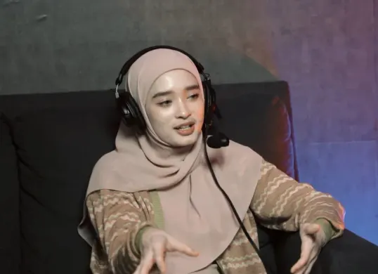 Viral pengakuan Inara Rusli mengaku siap dipoligami, ini syaratnya. 
(Sumber: tangkapan layar YouTube/Daging Talk)