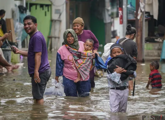 Sejumlah warga terlihat beraktifitas ditengah genangan air akibat banjir rob yang melanda kawasan Muara Angke, Jakarta Utara. (Sumber: Posokota/Bilal Nugraha Ginanjar)