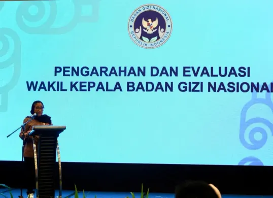Wakil Kepala BGN Nanik Sudaryati Deyang memberikan pengarahan dalam acara Koordinasi dan Evaluasi Program MBG di Hotel Aston Cilacap, Jumat, 5 Desember 2025. (Sumber: Biro Hukum dan Humas BGN)