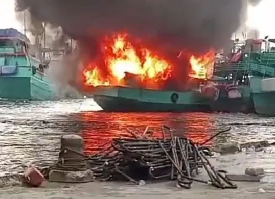 Kapal nelayan di Dermaga Timur, Penjaringan, Jakarta Utara, terbakar pada Sabtu, 6 Desember 2025. (Sumber: Dok Damkar Jakut)