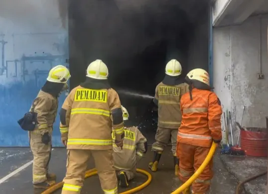 Pabrik mika yang berlokasi di Komplek Pergudangan Rawa Melati Jalan Kapuk Kamal, Kelurahan Tegal Alur, Kalideres, Jakarta Barat, terbakar pada Sabtu, 6 Desember 2025. (Sumber: Istimewa)