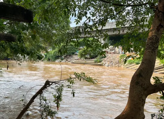 Kondisi Sungai Ciliwung di bantaran kali Kebon Pala, Jakarta Timur, Sabtu, 6 Desember 2025. (Sumber: POSKOTA | Foto: M Tegar Jihad)