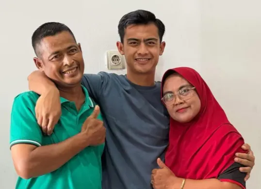 Potret kebersamaan Pratama Arha (tengah) bersama dengan sang ayah, Sutrisno (kiri) dan ibunya (kanan). (Sumber: Instagram/@pratamaarhan8)