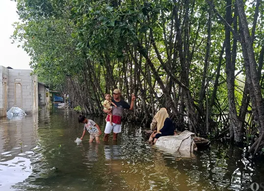 Kondisi Kampung Sembilangan, Desa Samudra Jaya, Kecamatan Tarumajaya, Kabupaten Bekasi yang terendam banjir sejak lima hari lalu. (Sumber: POSKOTA | Foto: Nurpini Aulia Rapika)