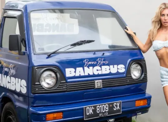 Potret Bonnie Blue saat berfoto dengan mobil pikap berwarna biru yang kini menjadi barang bukti pihak kepolisian Bali. (Sumber: Instagram/@bonnieblue)