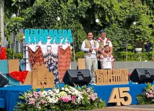 Wakil Wali Kota Depok, Chandra Rahmansyah membuka acara Dekranasda Expo di DOS, Kota Depok, Minggu, 7 Desember 2025. (Sumber: Dok. Diskominfo Depok)