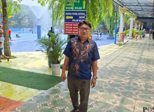 Penjaga keamanan Waterboom Putri Duyung, Bedahan, Sawangan, Kota Depok, melakukan pengecekan wahana, Minggu, 7 Desember 2025. (Sumber: Poskota/Angga Pahlevi)