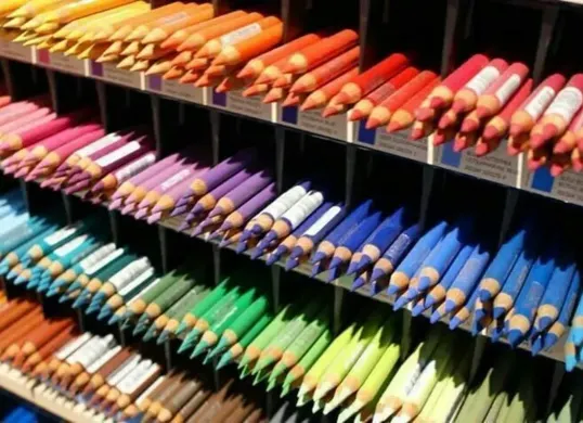 Sebagai perlengkapan seni, pinsil warna merupakan sebagai contoh kebutuhan utama para kreator modern di toko perlengkapan seni. (Sumber: Istimewa)