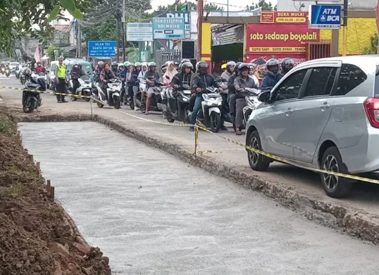 Pengecoran di Jalan Krukut, Kota Depok, membuat arus lalu lintas kawasan tersebut padat. (Sumber: Poskota/Angga Pahlevi)